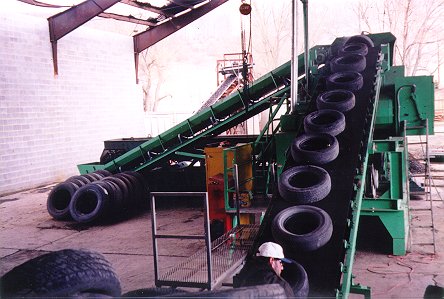 Waste tyre recycling machine