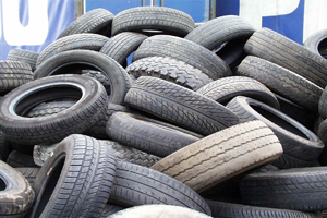 Waste tyre recycling machine